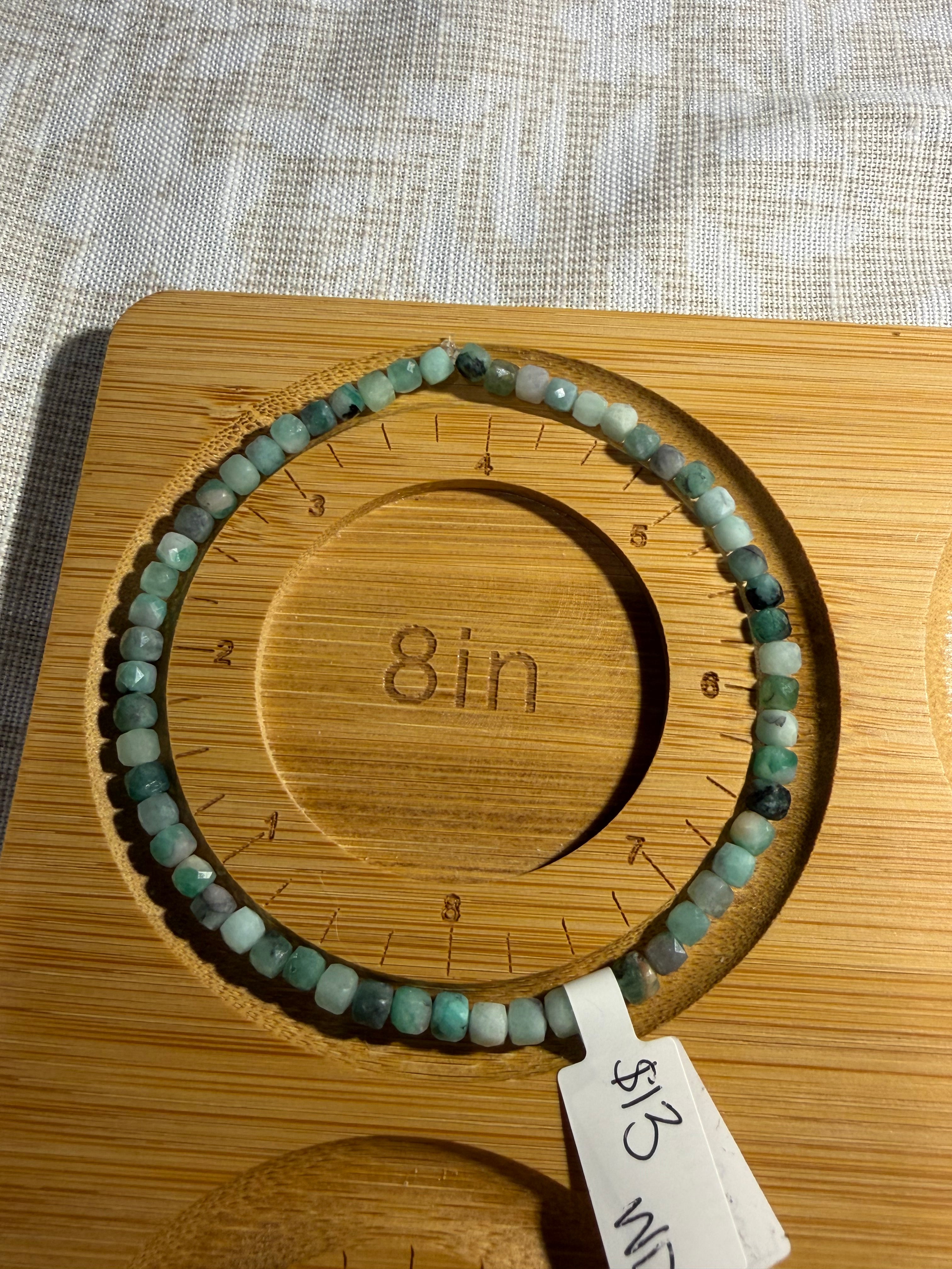 Emerald 8 inch stretchy bracelet